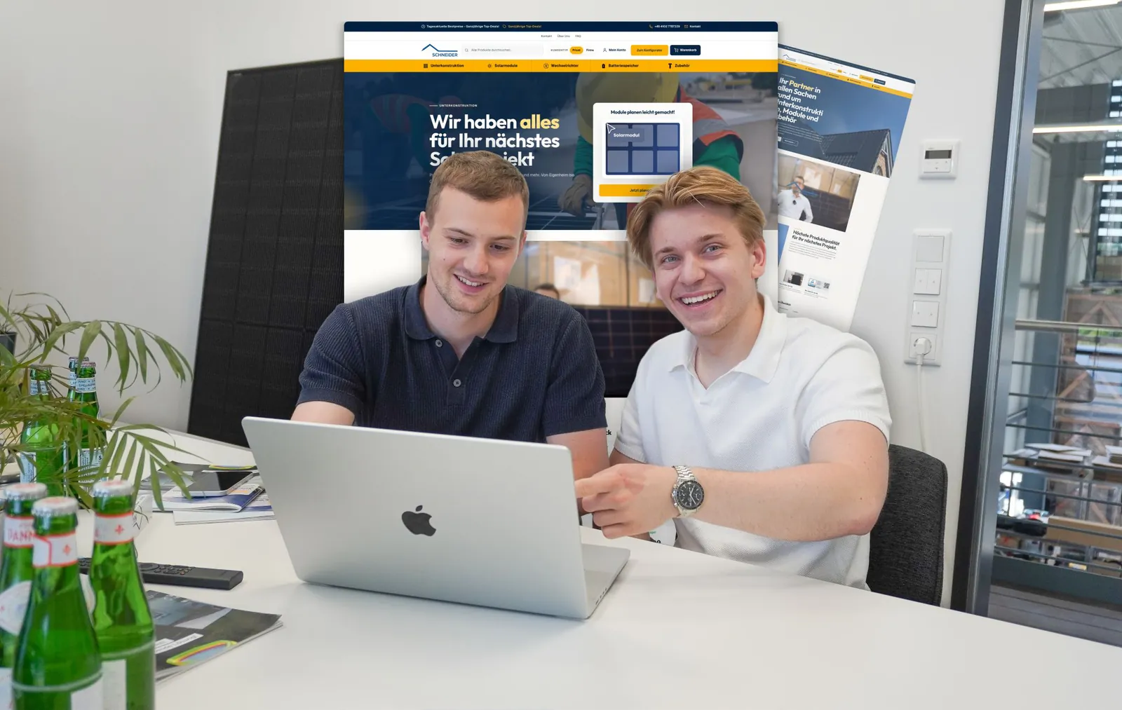 Vincent Steiner und Leon Timm am Laptop, im Hintergrund die Website von Unterkonstruktion.de